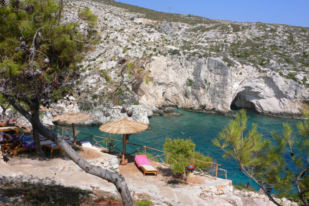 Изрезанный гротами скалистый берег и вода ярко-бирюзового цвета – это Porto Limnionas