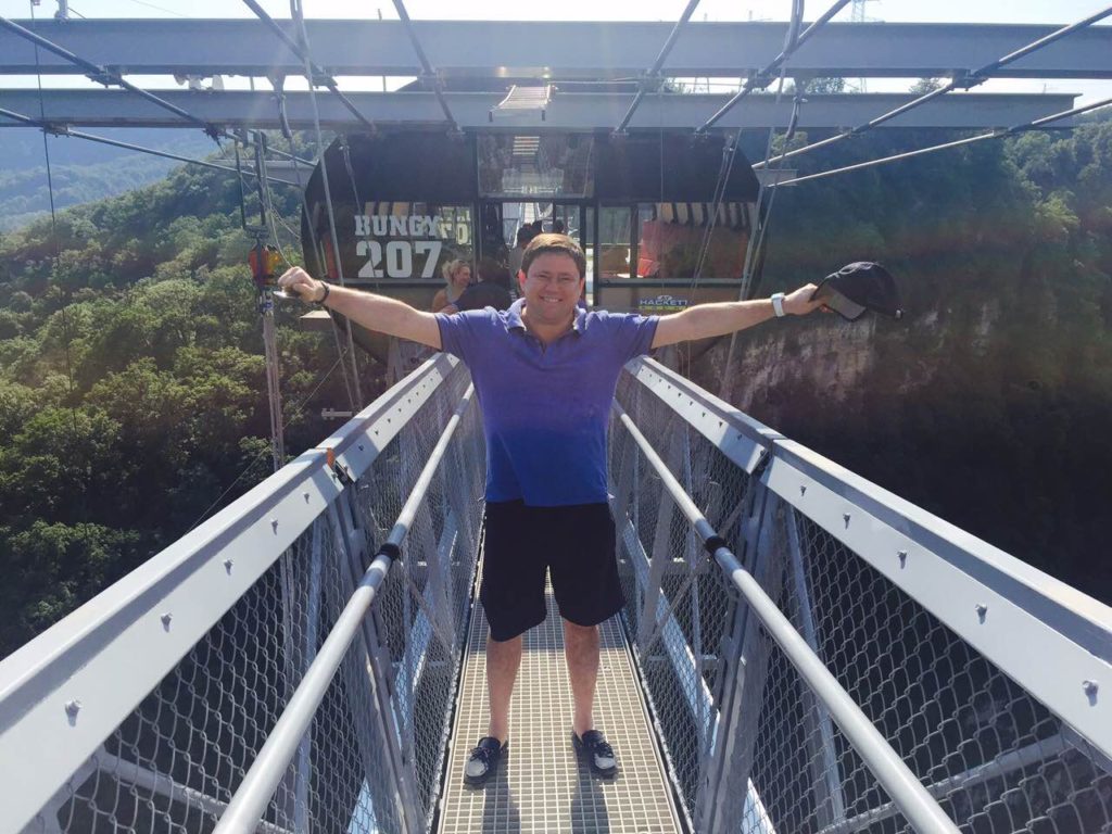 На «Скайбридж» в «СКАЙПАРК Эй Джей Хакетт Сочи» – самом длинном подвесном пешеходном мосту в мире