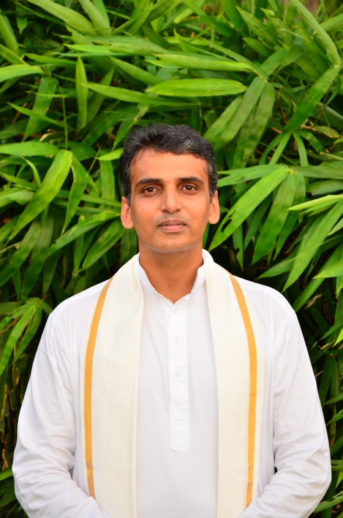 Врач-натуропат и специалист по йоге Винод Кумар Наир, SwaSwara Self-discovery Luxury Resort, Карнатака 