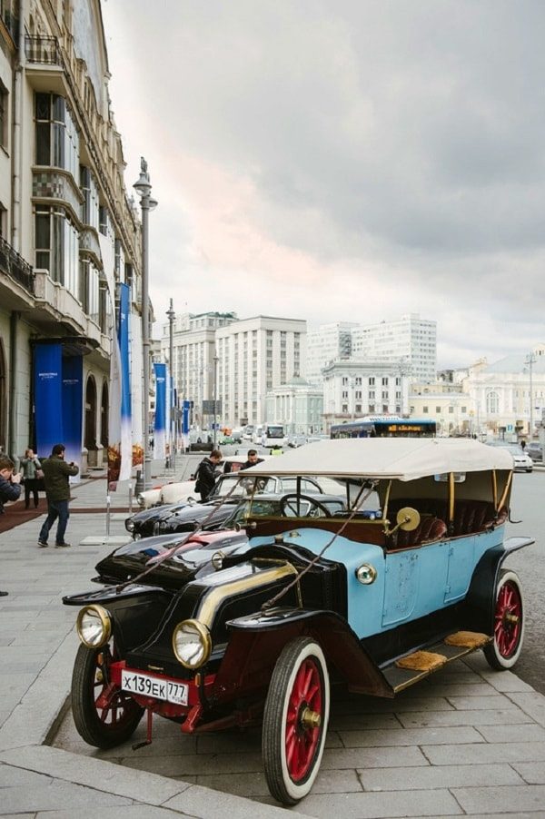 Renault EF 1914 года перед стартом ралли. ФОТО: ГАЛЕРЕЯ ARTSTORY