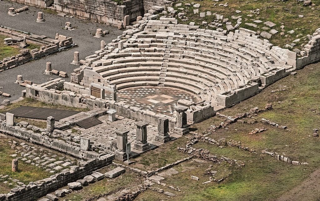 Древний амфитеатр помнит многочисленные войны Спарты и Мессинии. ФОТО: TEMES S.A.