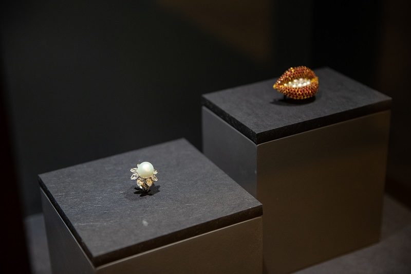 Кольцо Элизабет Тейлор (слева) и брошь «Рубиновые губы». Фото: коллекция Музеев Катара