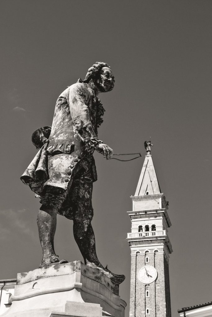 Памятник Тартини на площади его имени в Пиране (Словения). Фото: Depositphotos