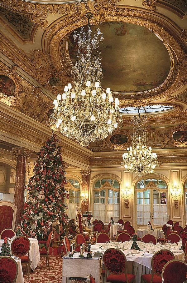 Праздничное убранство зала Belle Epoque в отеле Hermitage