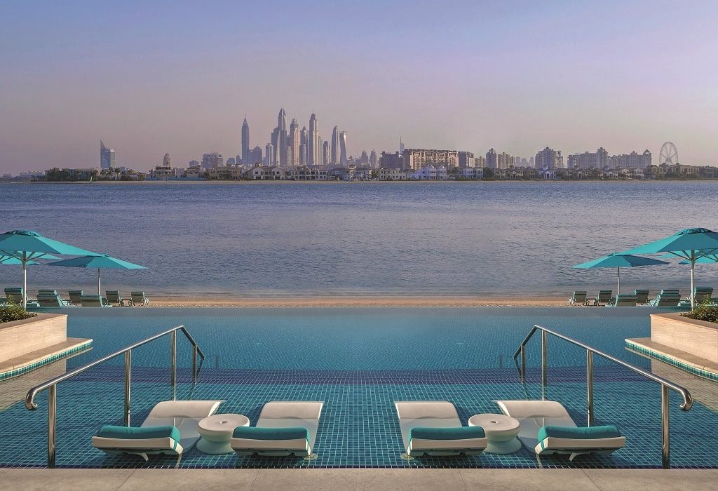 Бассейн, возвышающийся над белоснежным пляжем, – место гармонии и сердце The Retreat Palm Dubai MGallery By Sofitel.