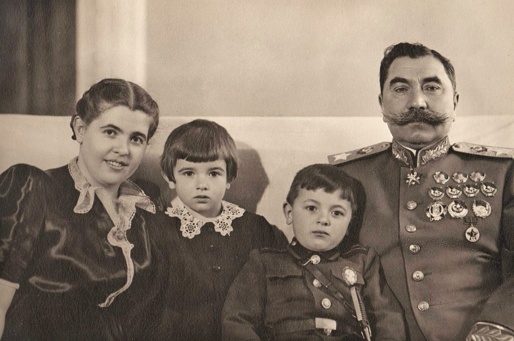 Семен Буденный с женой Марией Васильевной и старшими детьми Ниной и Сережей