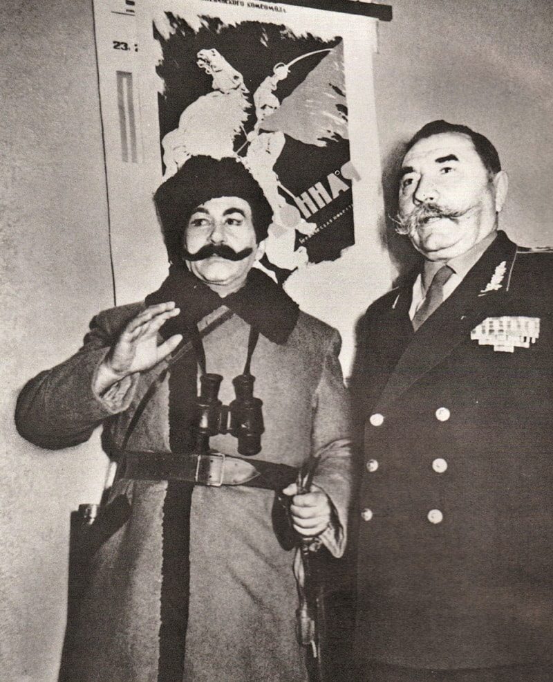 С актером А.Г. Вовси, исполнителем роли Буденного в пьесе В.В. Вишневского «Первая конная». 1957 год