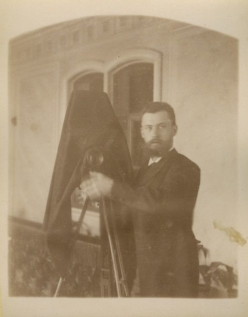 Автопортрет в зеркале. 1886-1887. Альбуминовый отпечаток. Картон