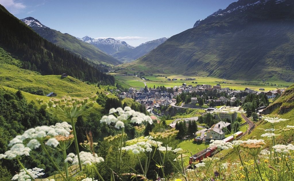 Летом альпийские долины Андерматта превосходят по своей красоте местные пейзажи зимой. ФОТО: ПРЕДОСТАВЛЕНО ПРЕСС-СЛУЖБОЙ