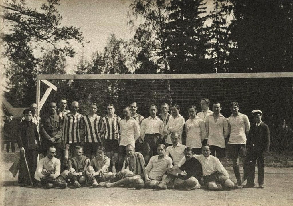 Футбольная команда. 1920-е гг. ФОТО: RUSSIAINPHOTO.RU