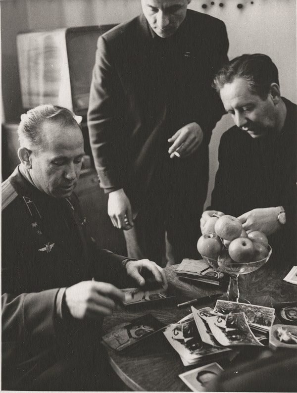 Встреча в ЛИИ с космонавтом Алексеем Леоновым после его полета. 1965 г. ФОТО: ИЗ АРХИВА ВАЛЕРИИ ГАЛЛАЙ