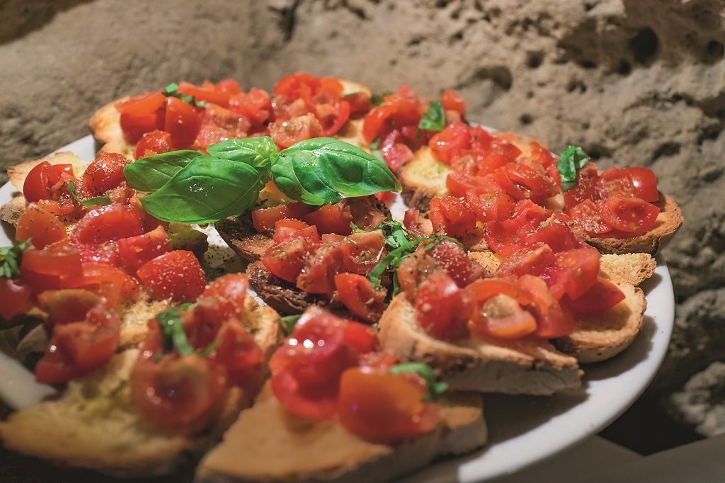 Главный местный гастрономический специалитет – Pane di Matera, который пекут на закваске из инжира и абрикосов. ФОТО: SHUTTERSTOCK.COM