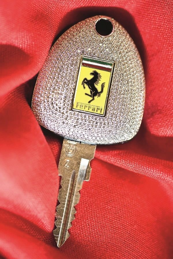 Украшенный бриллиантами ключ автомобиля Ferrari. ФОТО: PINTEREST.DE