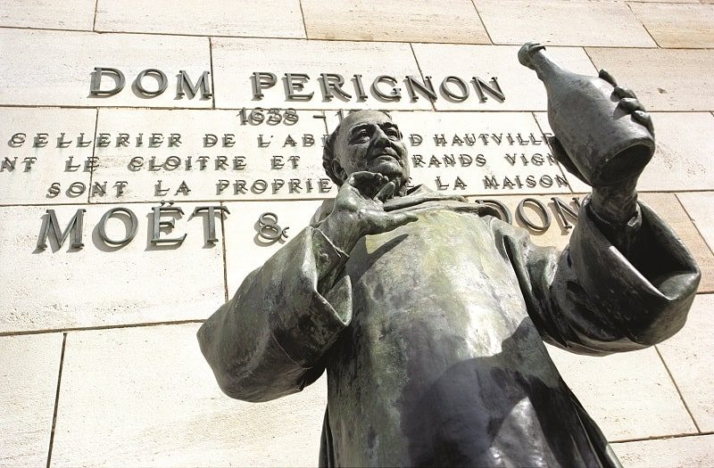 Памятник Дому Периньону в Эперне, у штаб-квартиры Moet & Chandon. ФОТО: LEGION-MEDIA