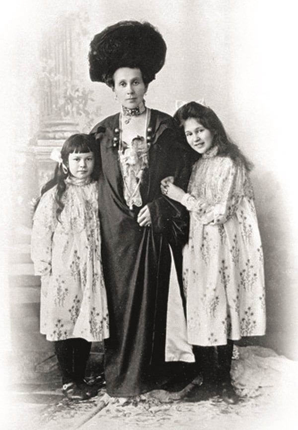 Зинаида Морозова с дочерьми Марией и Еленой. ФОТО: ALAMY/TASS