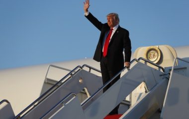 Дональд Трамп предпочитает костюмы от Brioni. ФОТО: CAROLYN KASTER/AP PHOTO/ТАСС