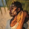 Девушка с нанесенной на лицо белой глиной, Мадагаскар. Фото: Time+Tide Miavana