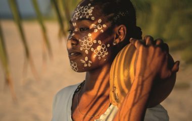 Девушка с нанесенной на лицо белой глиной, Мадагаскар. Фото: Time+Tide Miavana