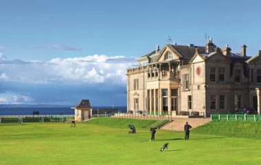 Шотландский городок Сент-Эндрюс, где находится старейшее в мире поле ROYAL & ANCIENT GOLF CLUB, считается гольфовой Меккой. 29 раз здесь проводился THE BRITISH OPEN – Открытый чемпионат Британии, один из четырех турниров «Большого шлема». ФОТО: ROBERTHARDING / ALAMY/ТАСС