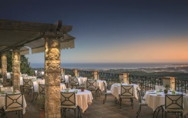 На открытой террасе ресторана Le Saint-Martin. ФОТО: ПРЕДОСТАВЛЕНО ПРЕСС-СЛУЖБОЙ