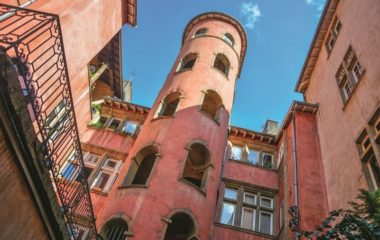 Розовая башня внутри трабуля – одна из достопримечательностей Лиона. ФОТО: SHUTTERSTOCK.COM