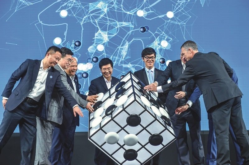 На саммите «Будущее го», который прошел мае 2017 г. в Вужене, лучшие китайские игроки проиграли программе AlphaGo. ФОТО: XU YU/IMAGO/ТАСС