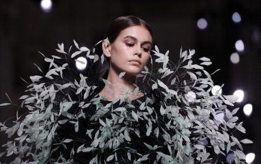 В платье Givenchy на Неделе моды в Париже. Июль 2019 г. ФОТО: AP / ТАСС