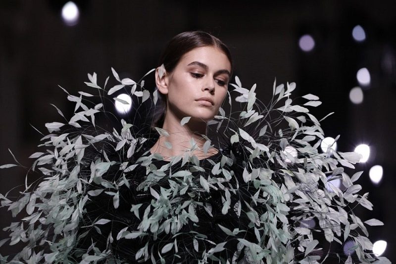 В платье Givenchy на Неделе моды в Париже. Июль 2019 г. ФОТО: AP / ТАСС