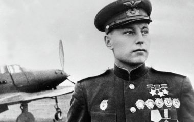 Трижды Герой Советского Союза, летчик, гвардии полковник Александр Иванович Покрышкин. 3 мая 1945 г. Фото: РИА Новости