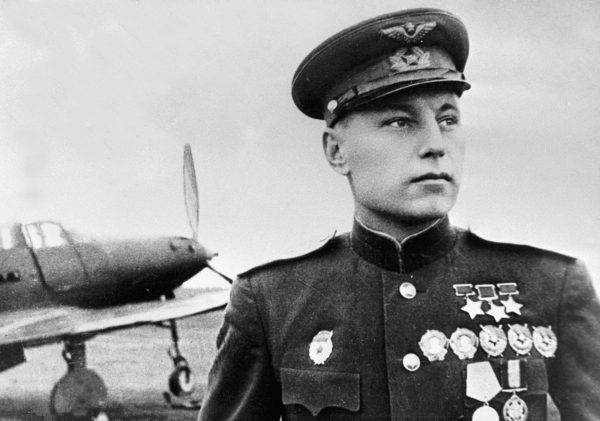 Трижды Герой Советского Союза, летчик, гвардии полковник Александр Иванович Покрышкин. 3 мая 1945 г. Фото: РИА Новости