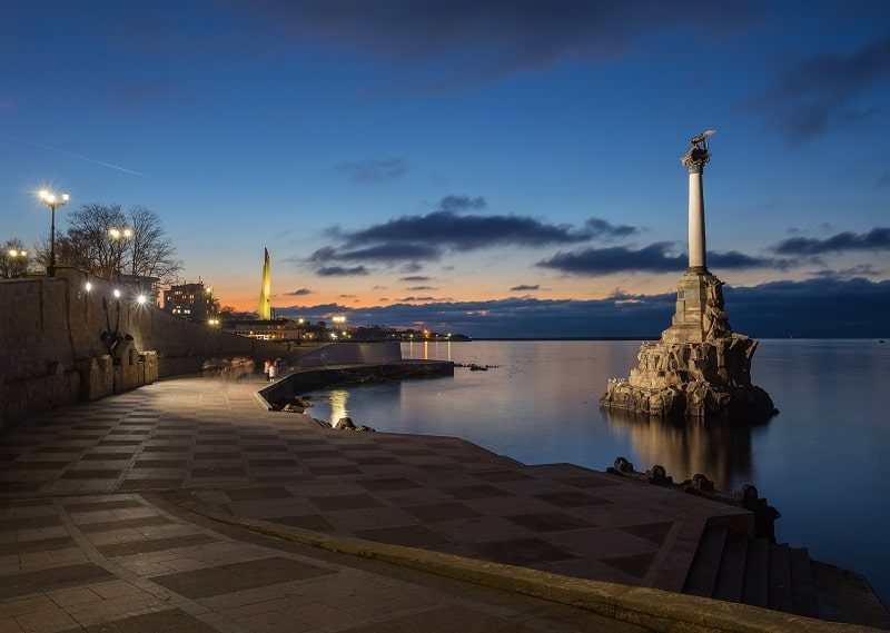 Набережная Севастополя и памятник затопленным кораблям. ФОТО: DEPOSITPHOTOS.COM