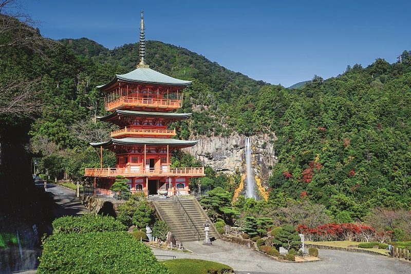 Япония, Пагода Сейгантодзи и водопад Начи-но-таки на пути Кумано-кодо. ФОТО: SHUTTERSTOCK.COM
