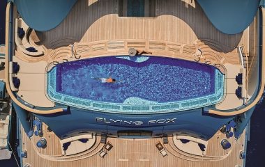 спа, Поперечный 12-метровый плавательный бассейн на Flying Fox