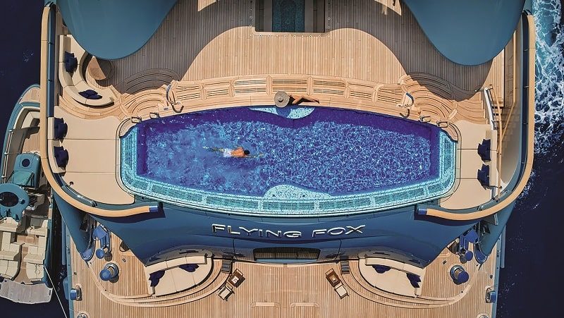 спа, Поперечный 12-метровый плавательный бассейн на Flying Fox
