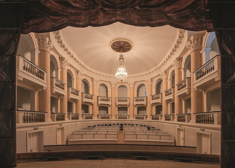 Зрительный зал. Вид со сцены. ФОТО: VADIMRAZUMOV.RU