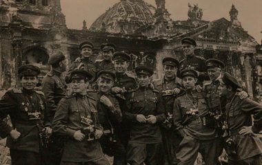 Евгений Халдей. Группа советских военных фотографов и журналистов у Рейхстага. Берлин. Май 1945 г.